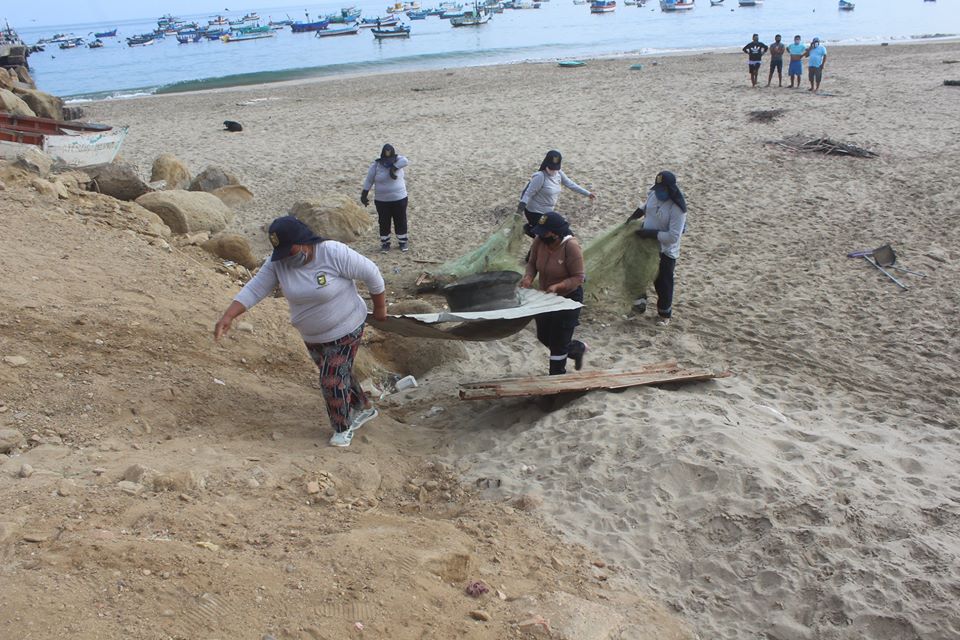 Retiran botes en mal estado de la playa