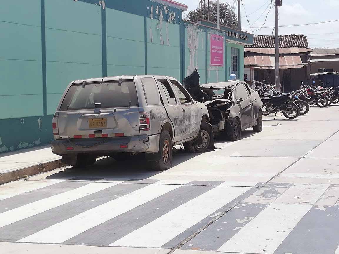Comisaría convertida en cochera de vehículos chatarras