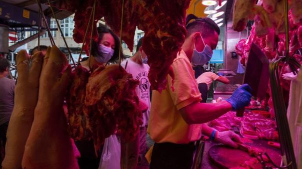 Wuhan detecta la COVID-19 en envases de carne congelada importada de Brasil