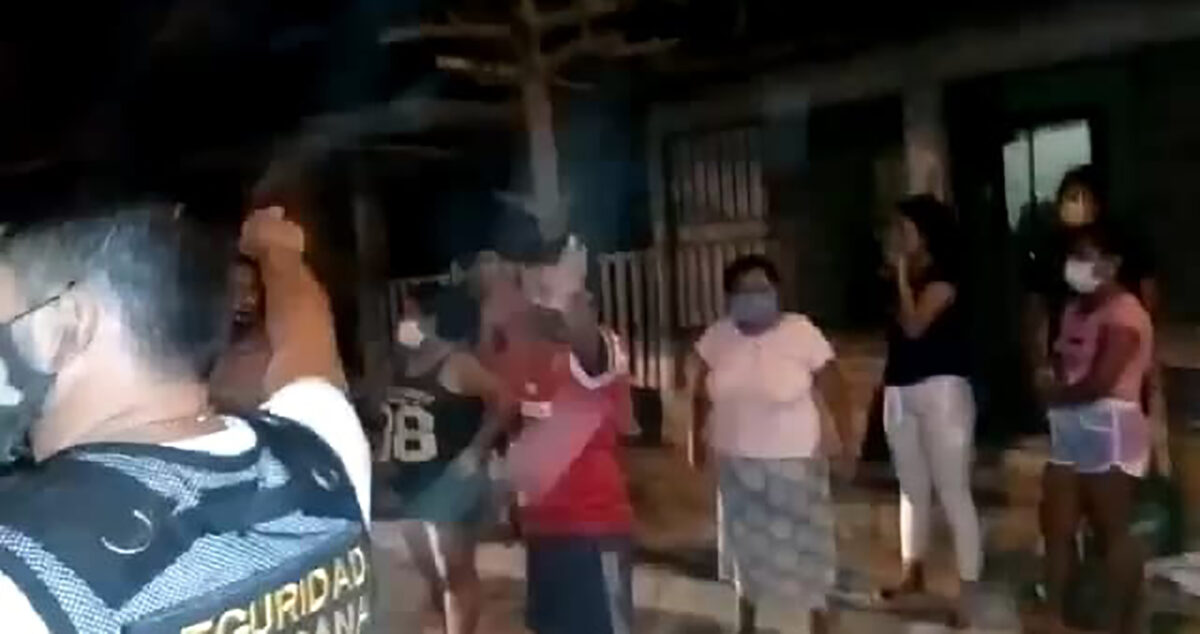 Encuentran a personas jugando vóley sin mascarillas y exponiendo a menores