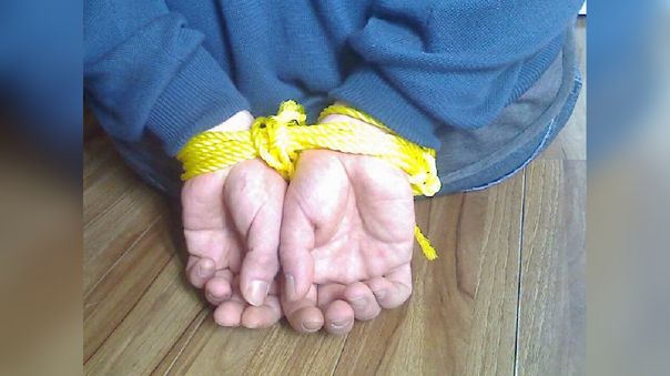 Detienen a una mujer por mantener encerrado a su hijo por 28 años en su departamento