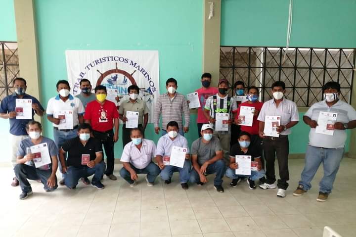 Trabajadores turísticos reciben su carnet de piloto y patrón de yate velero