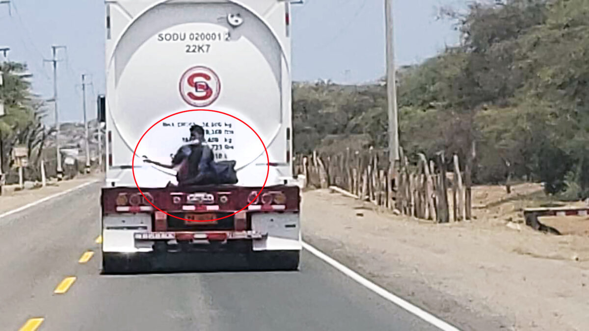 Venezolanos arriesgan sus vidas con el afán de continuar su viaje