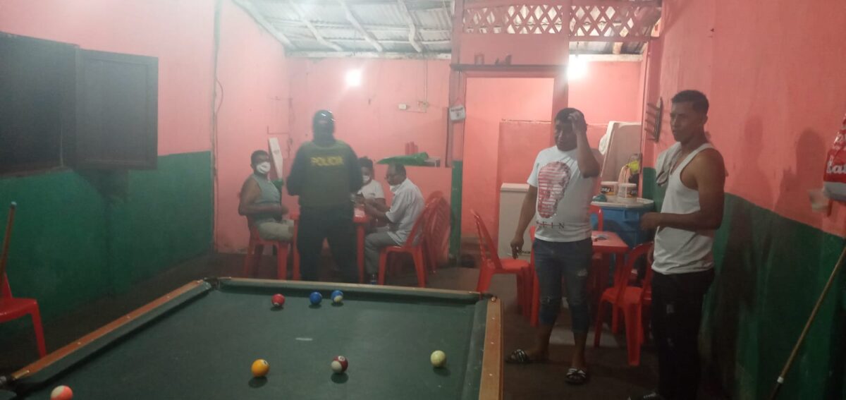 Policías intervienen en un billar con varios asistentes