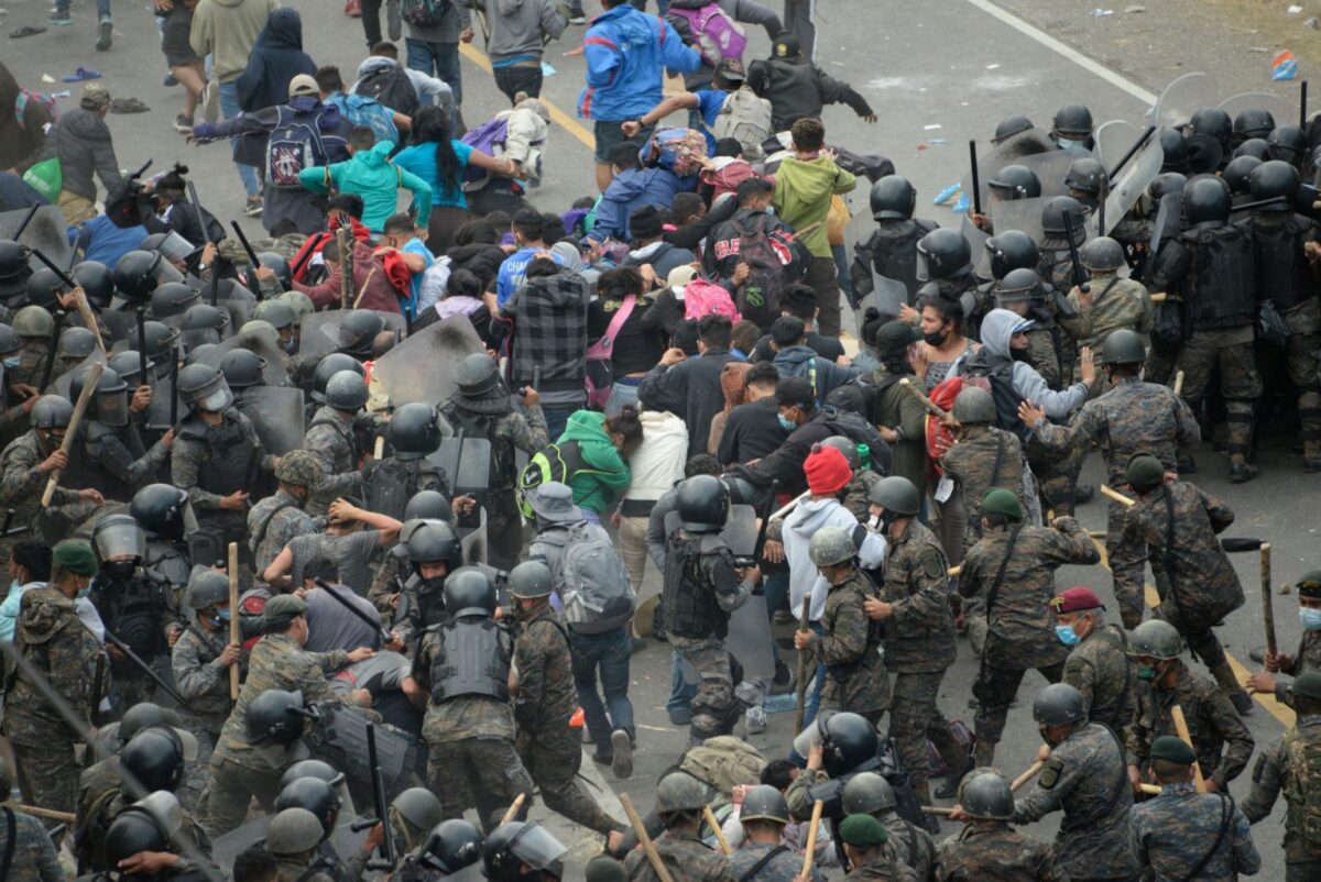 Ejército de Guatemala reprime a una masa humana que intenta pasar a México