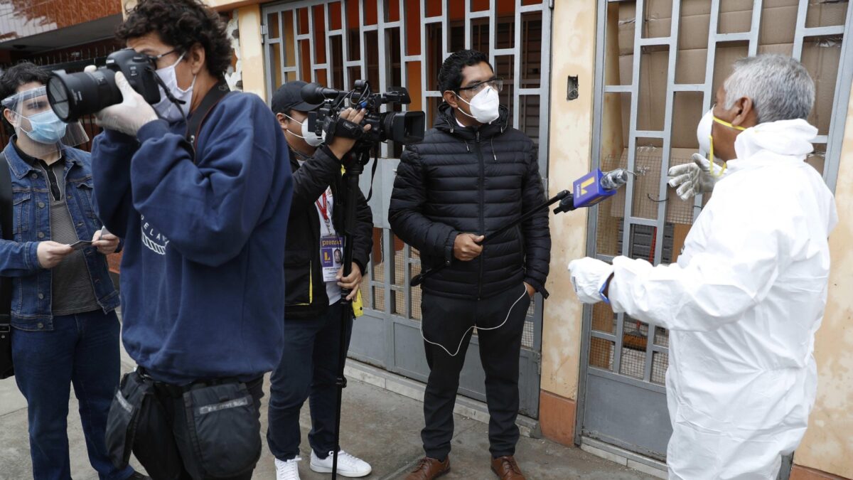 Cuatro hombres de prensa infectados con la COVID-19