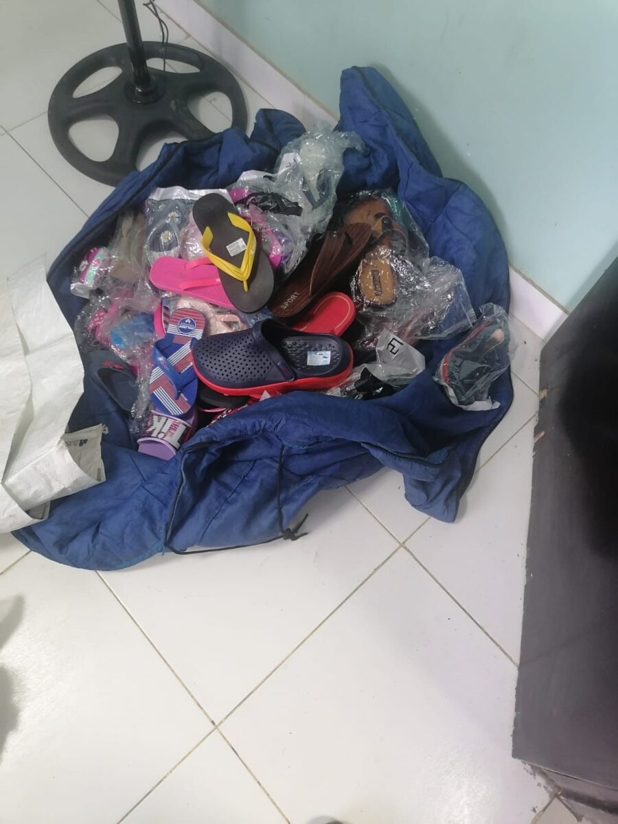 Delincuentes dejan abandonando mercadería tras robo