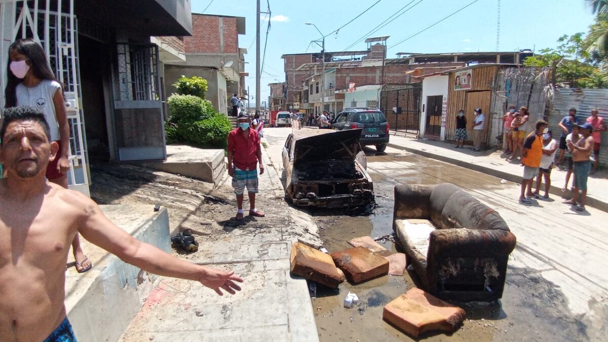 Voraz incendio reduce a cenizas un auto en el interior de una vivienda