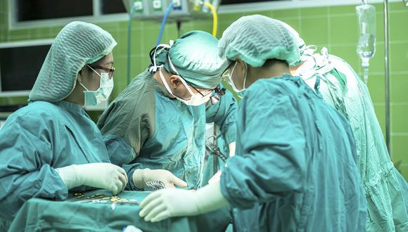 Mujer muere tras recibir trasplante de pulmón infectado con COVID-19