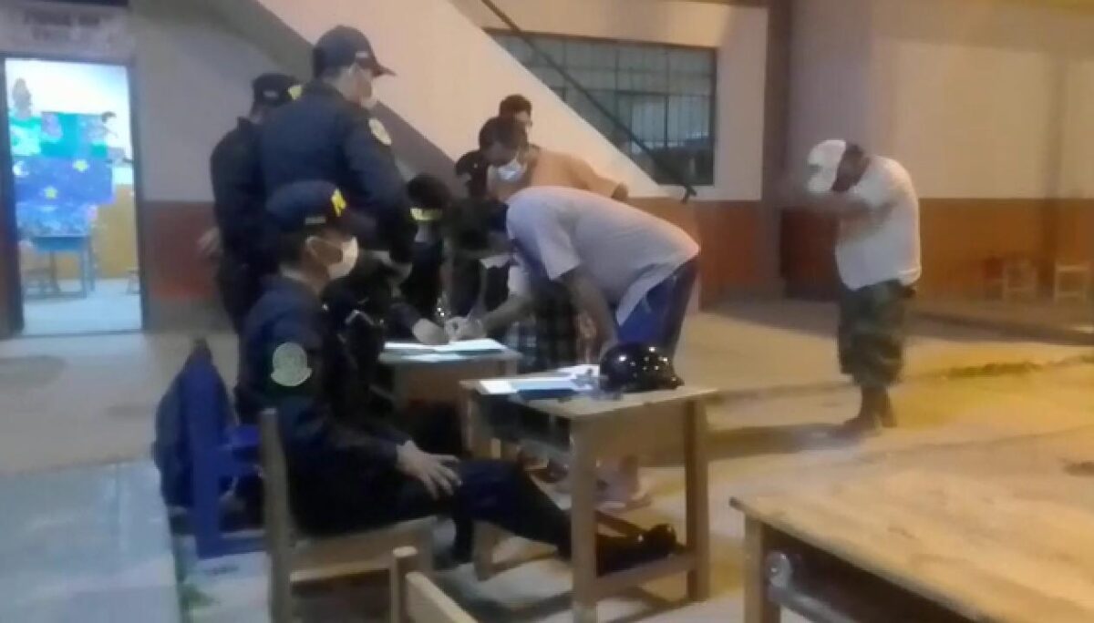 Dos intervenidos se pusieron a bailar, luego que la policía lo detuviera