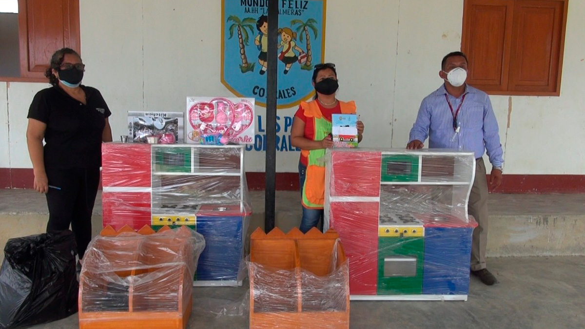 DRET entrega material educativo, mobiliario, libros de texto y equipo deportivo
