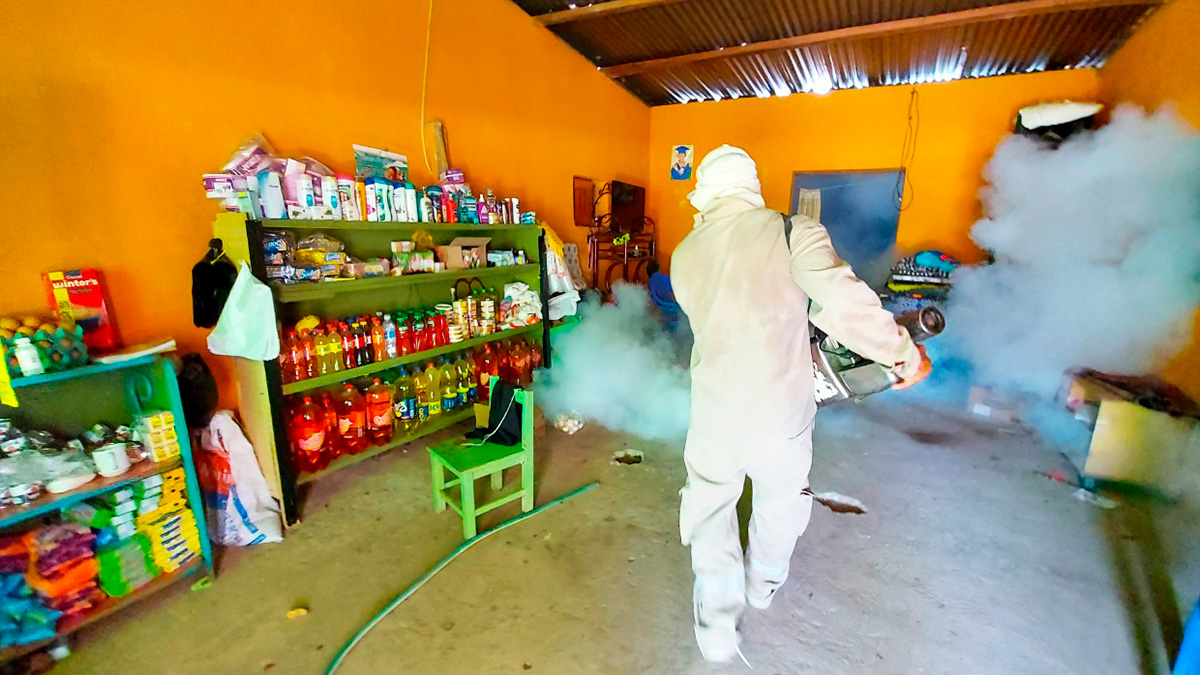 DIRESA realiza fumigación casa por casa para combatir el dengue en Casitas