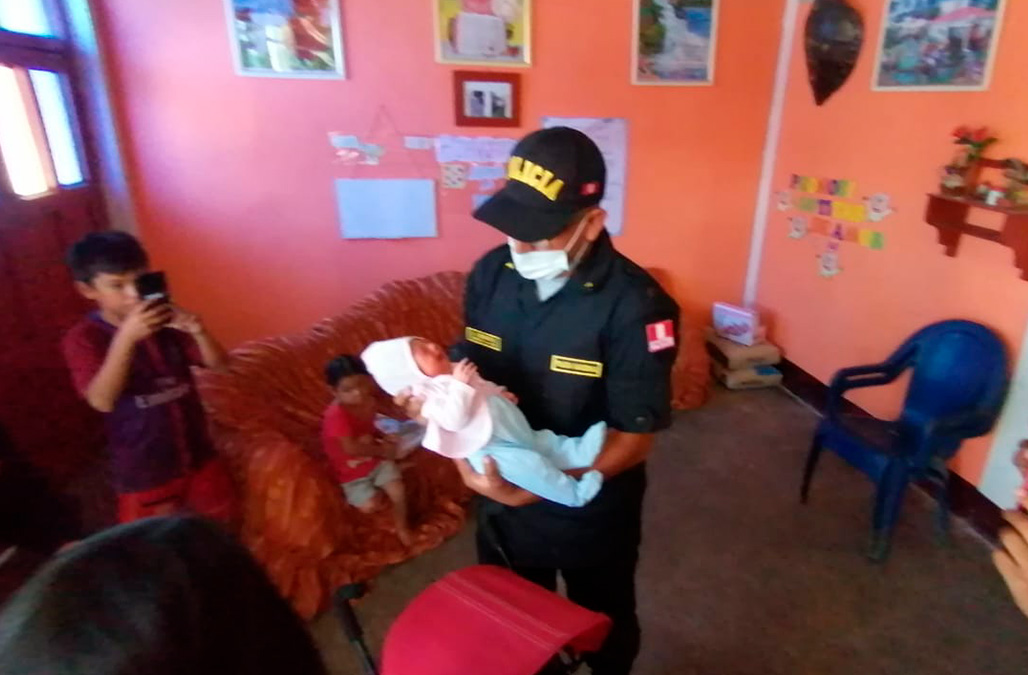 Policia será padrino de bebe que ayudó a nacer en vehículo de serenazgo