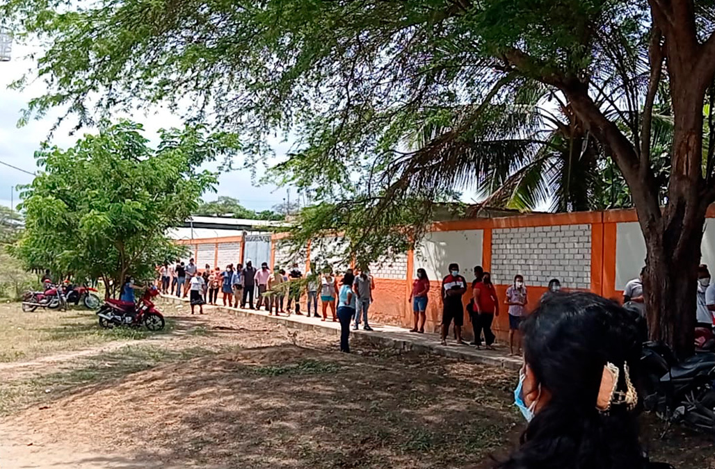 Se reportaron largas en las afueras de centros de votación en Corrales