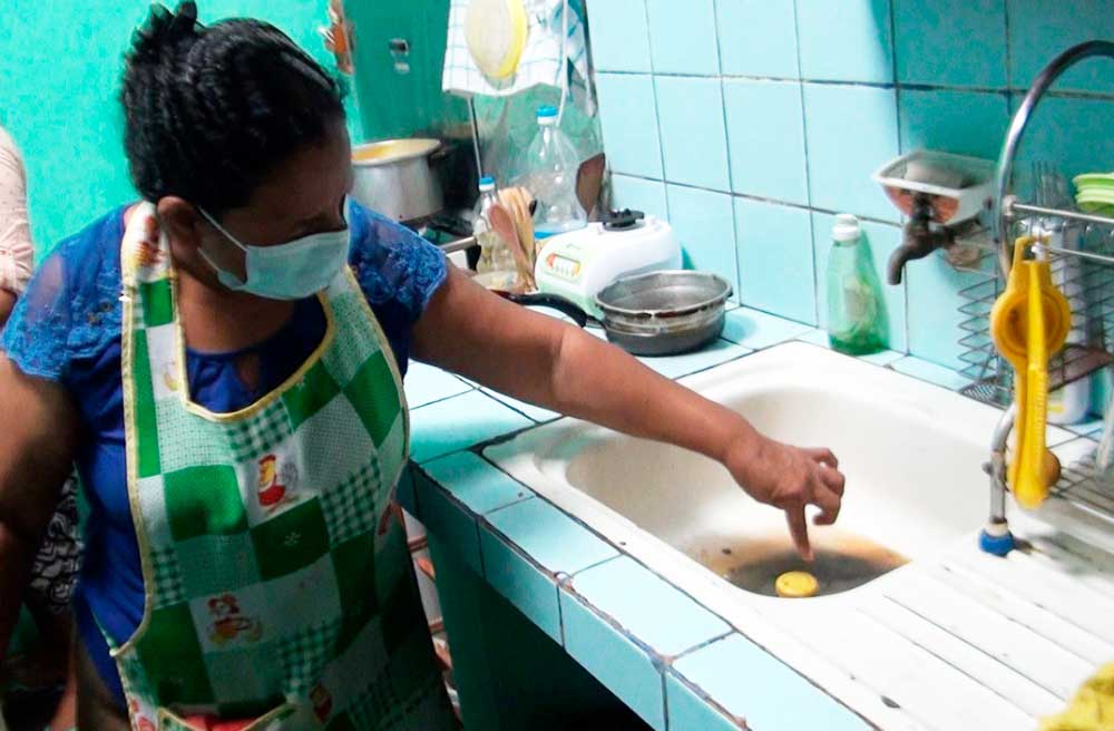 Viviendas se inundan de agua pestilente por obstrucción de buzones