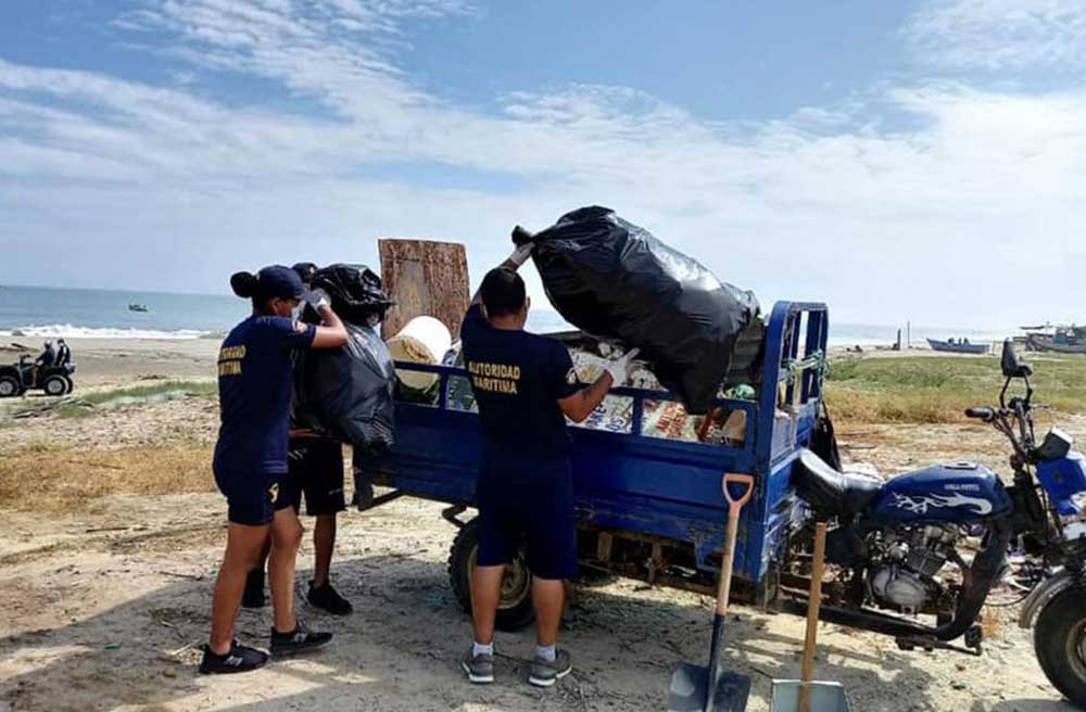 Recogen más de cinco toneladas de basura en playa de Acapulco