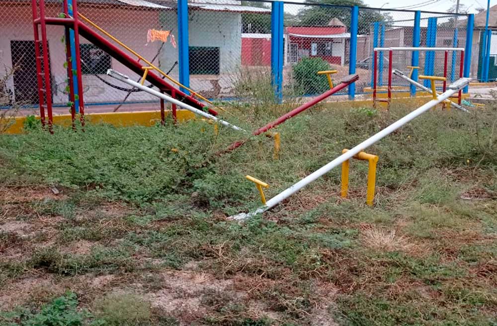 Luce abandonado parque infantil en el caserío de Pechichal