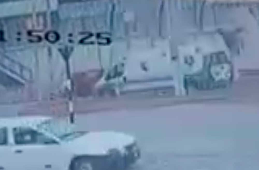 Joven la cuenta de milagro luego de ser impactado por una ambulancia