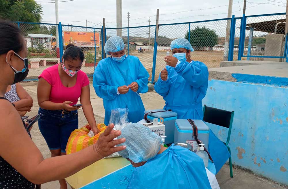 Caserío Vaquería: Vacunación a adultos mayores en condicciones no adecuadas