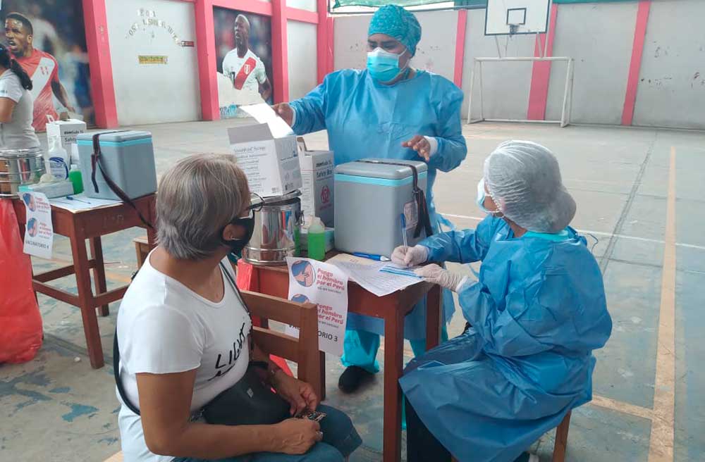 DIRESA inició la aplicación de la segunda dosis contra el coronavirus a adultos mayores de 80 años