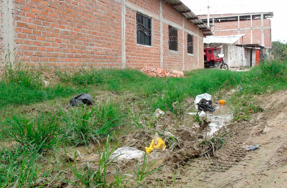 Vecinos denuncian que sus casas se ven afectadas por derrame de agua potable