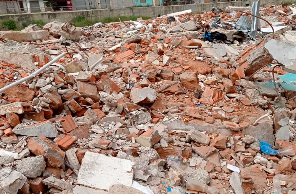 Municipalidad no retira los escombros de puestos demolidos