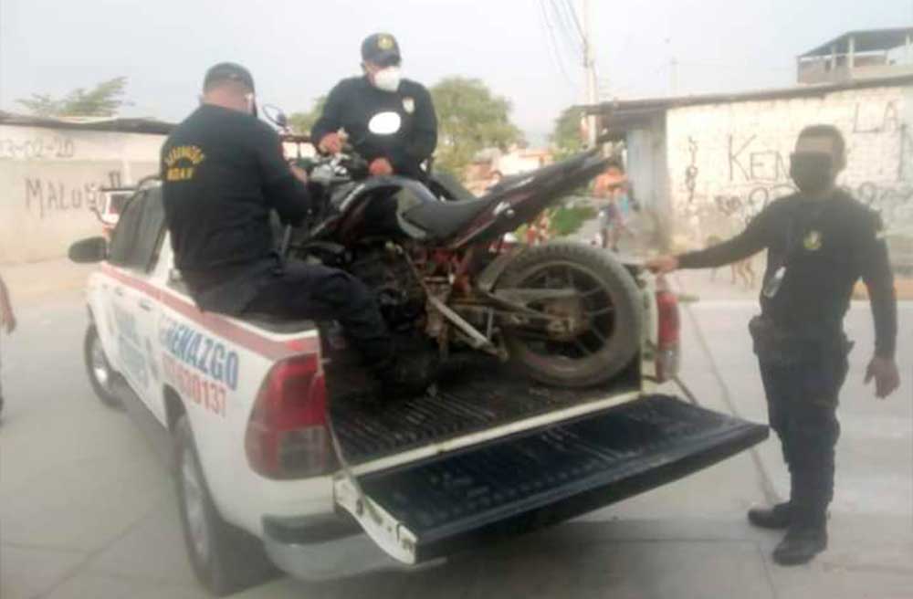 Tras persecución, delincuentes dejan botando moto lineal