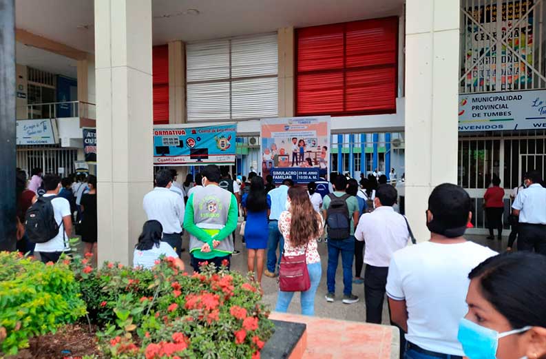 Aglomeración de personas en ceremonia por mes patrio en la municipalidad de Tumbes