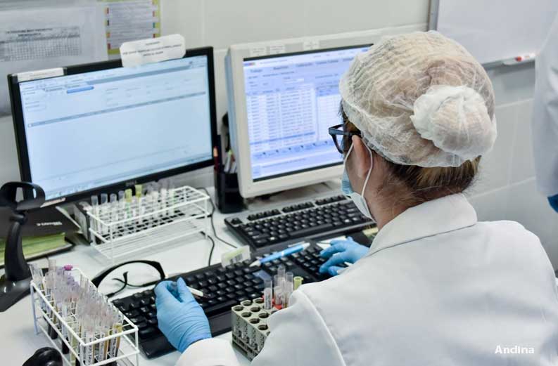 Investigadoras desarrollan tecnología para hacer pruebas de laboratorio desde un chip