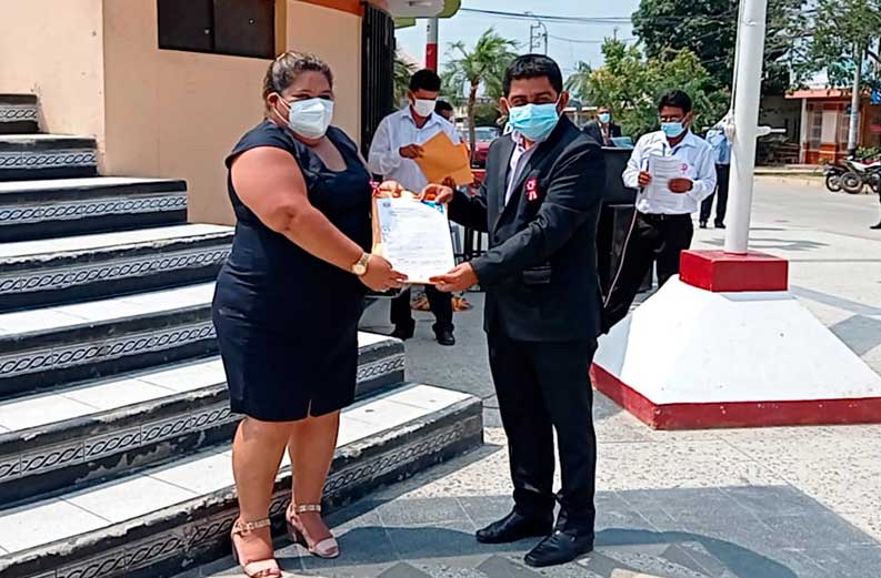 Rinden homenaje a maestros y se recordó a fallecidos por la COVID