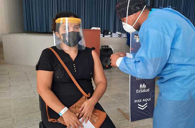 Gestantes reciben primera dosis de la vacuna contra la covid-19