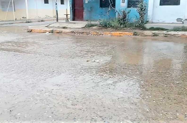 Vecinos amanecieron inundados de aguas pestilentes