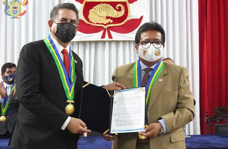 Jimy Silva impuso condecoración que reconoce a Manuel Merino como hijo ilustre de Tumbes