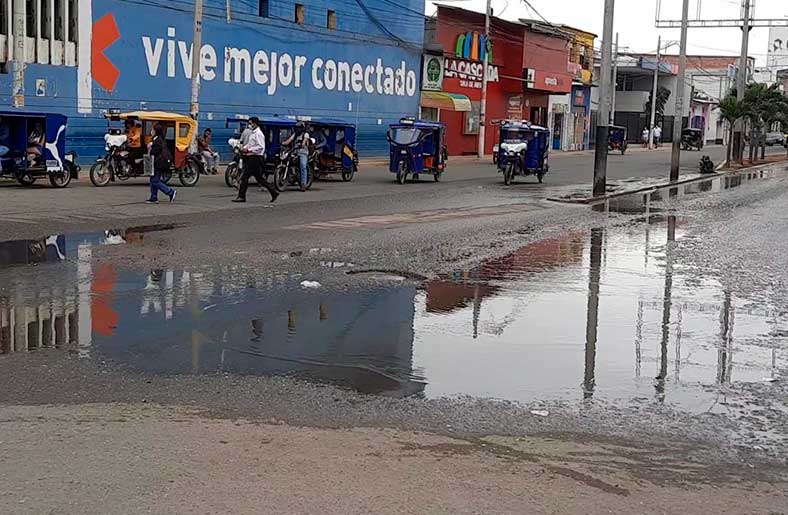 Panamericana envuelta en olores fétidos y aguas servidas