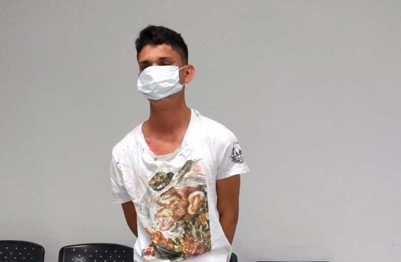 En operativo policial sujeto insultó y agredió a la policía