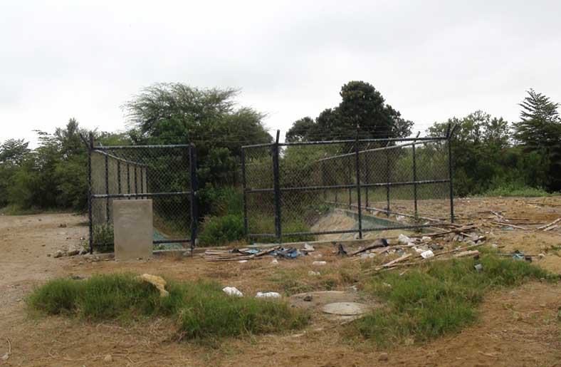 Vecinos exigen limpieza y mantenimiento de pozo séptico