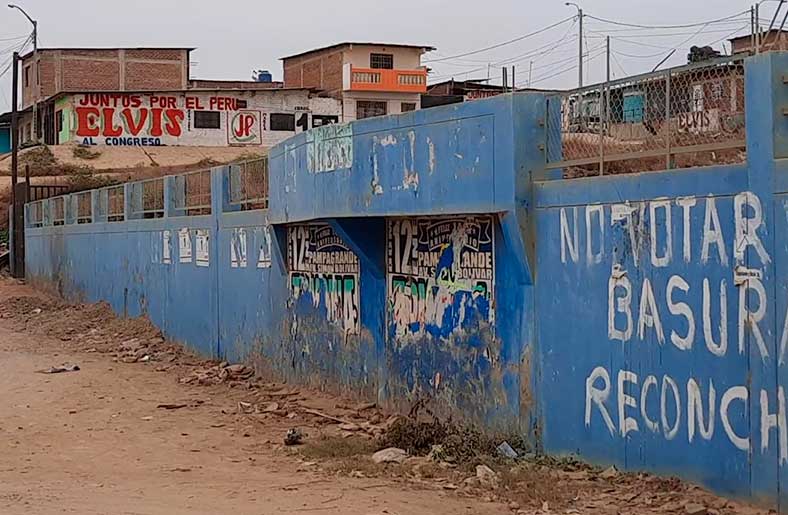 Cancha deportiva abandonada y llena de desechos