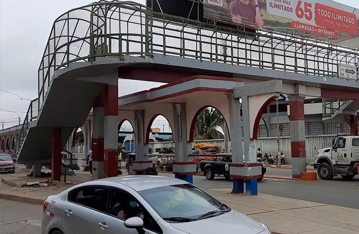 Puente peatonal abandonado y convertido y baño público