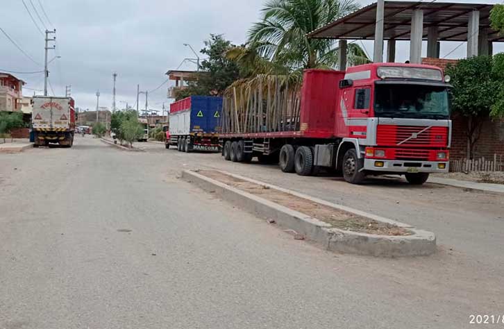 Ingreso de camiones destruyen la carretera en la calle Grau en San Jacinto