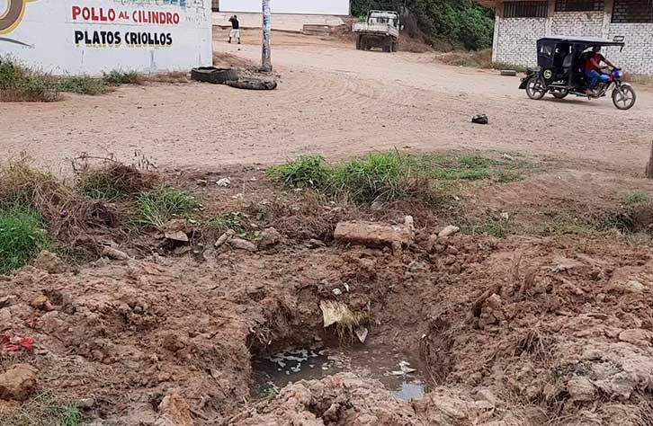 Rotura de cañería a la entrada de A.A.H.H. El Bosque