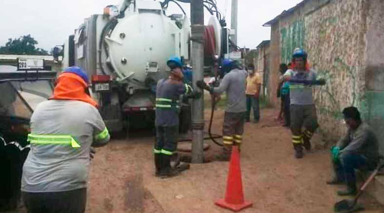 Buzones de desagüe colapsan por mal uso del sistema de alcantarillado