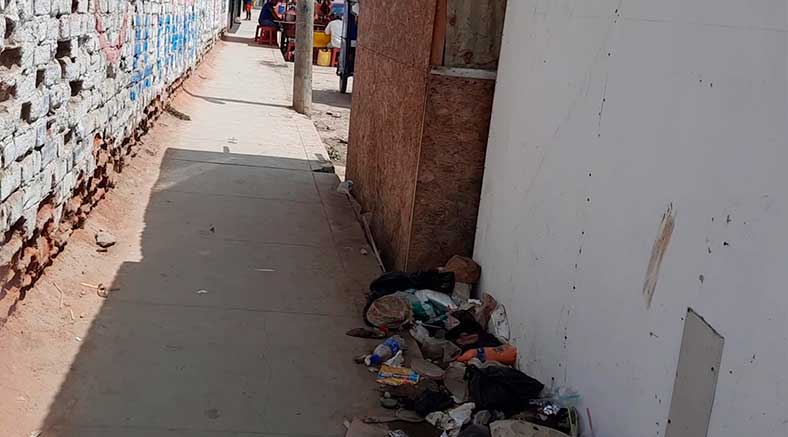 Basurero justo al frente de la piscina olímpica de Tumbes