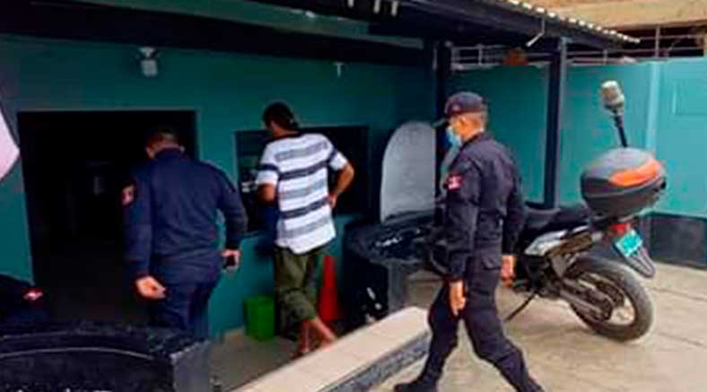 Intervienen a iracundo extranjero que amenazaba a la gente con un machete