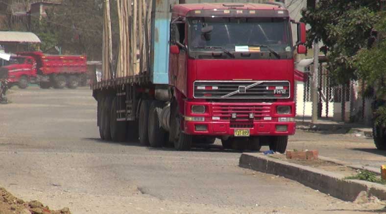 Exigen mantenimiento de vías destrozadas por vehículos de carga pesada