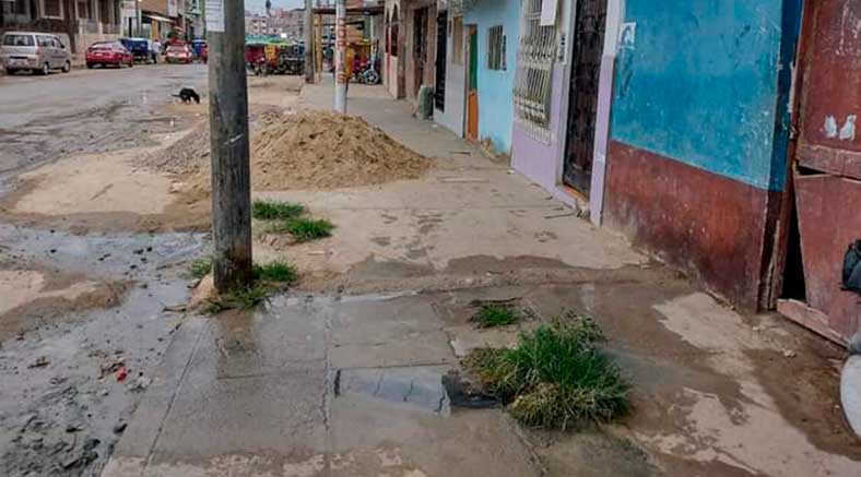 Desagüe colapsa en la avenida Piura