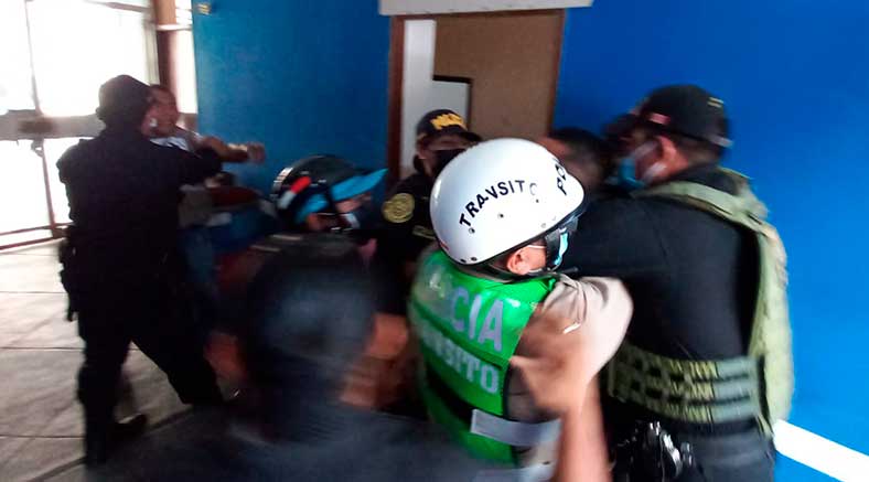 Sujetos se agarran a golpes en el interior de los servicios higiénicos