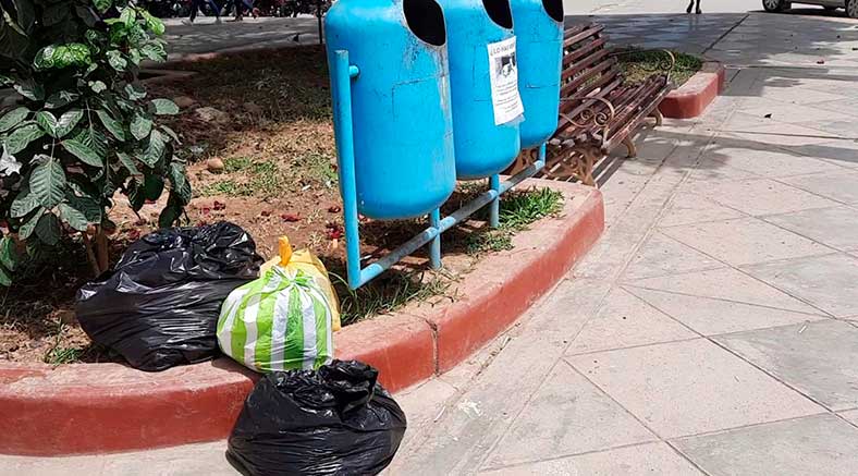 Basura en plaza Bolognesi a plena luz del dia