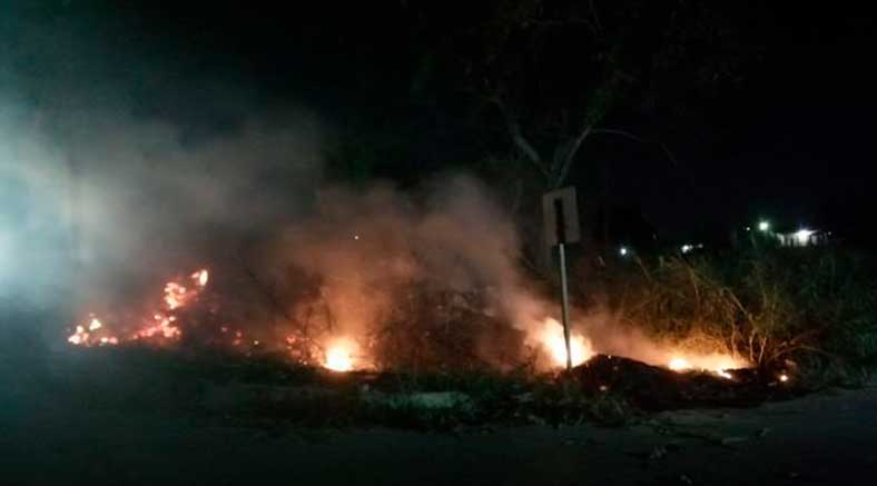 Personas inescrupulosas queman basura, poniendo en riesgo la salud de los vecinos