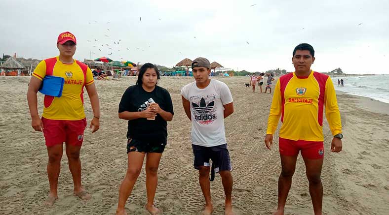 Pareja salva de morir en playa La Cruz