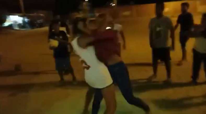 Jovencitas se agarran a golpes en plena calle